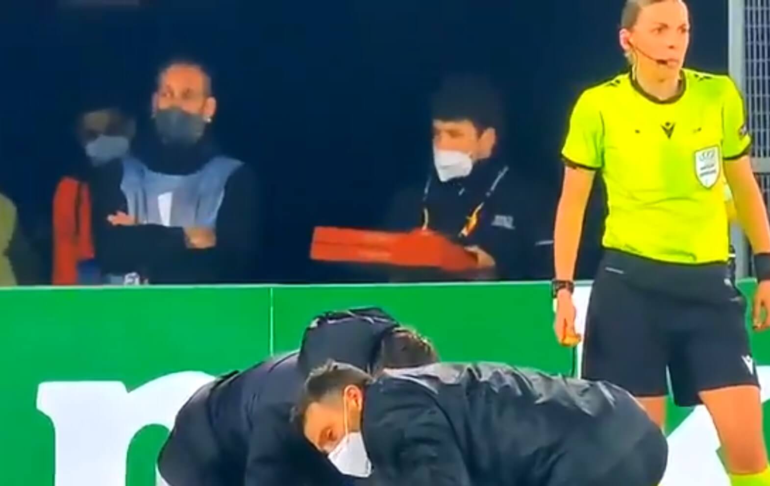 Dostawca pizzy przyszedł na mecz Ligi Europy. Nietypowa sytuacja w spotkaniu Molde – Hoffenheim [WIDEO] Obraz wpisu