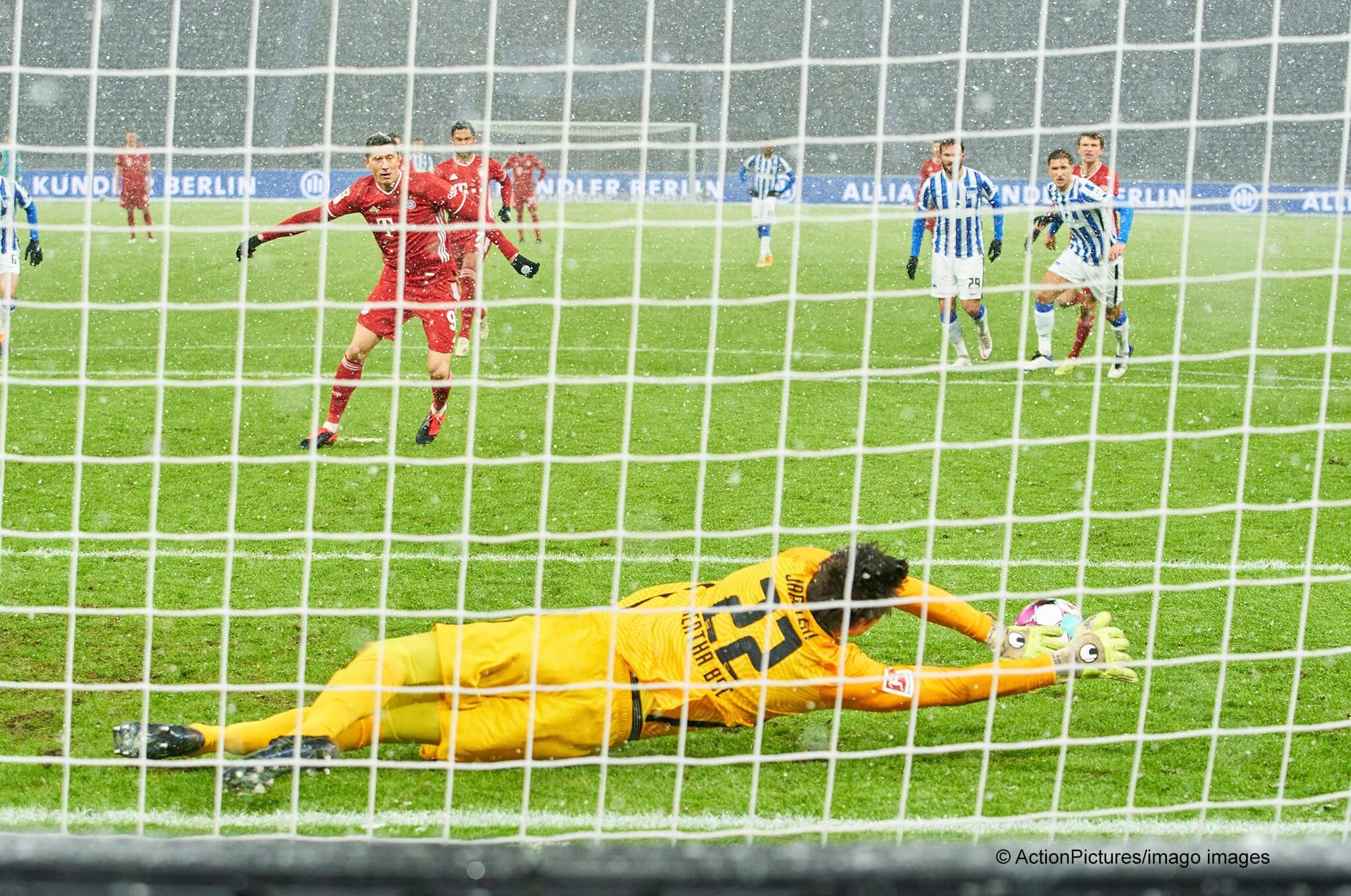 Maszyna zatrzymana! Bramkarz Herthy obronił karnego Lewandowskiego [WIDEO] Obraz wpisu