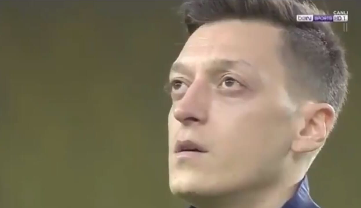 Mesut Oezil w ogniu krytyki. 92-krotny reprezentant Niemiec śpiewał turecki hymn [WIDEO] Obraz wpisu