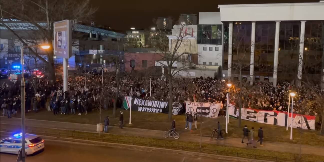 Setki kibiców Legii zebrały się pod stadionem. Policja wystawiła mandaty i zatrzymała kilka osób Obraz wpisu