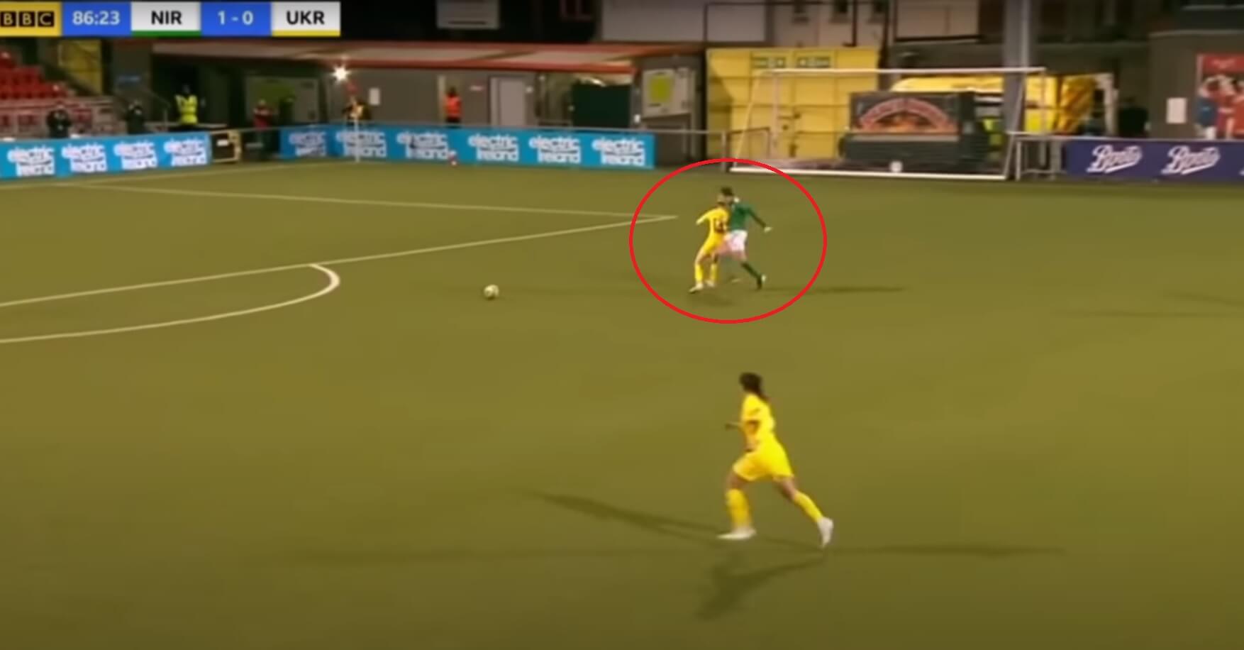 Kuriozalny faul w meczu kobiet. Co ona miała w głowie? [WIDEO] Obraz wpisu