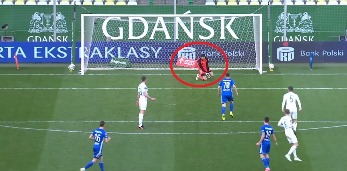 Z piekła do nieba. Dušan Kuciak podarował prezent rywalom, a następnie obronił rzut karny [WIDEO] Obraz wpisu