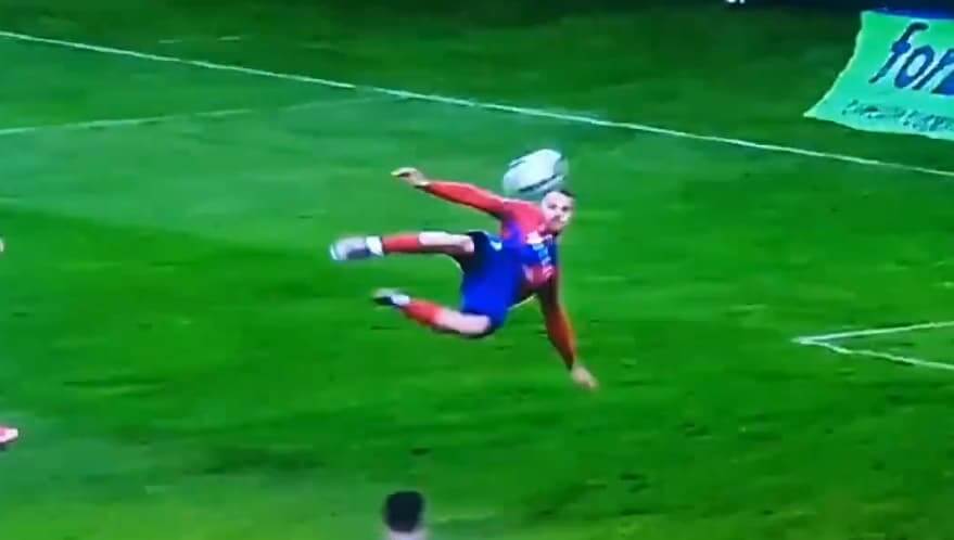 Piękna bramka Marcina Cebuli. Pokonał bramkarza Lecha strzałem z nożyc [WIDEO] Obraz wpisu