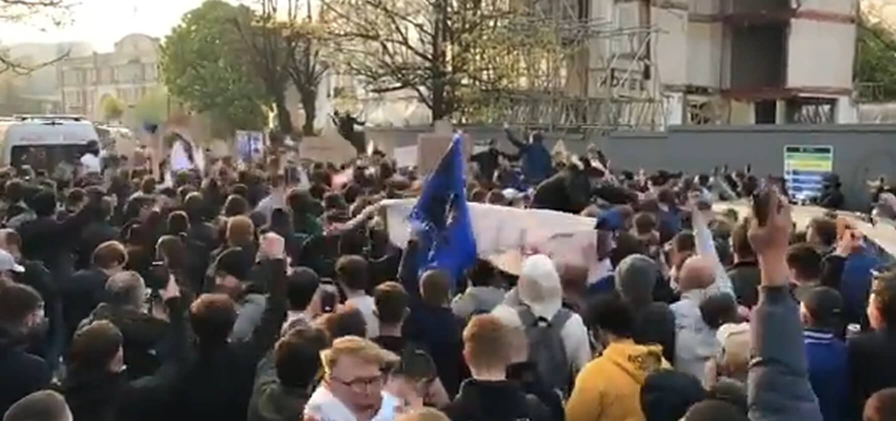 Niesamowite sceny obok Stamford Bridge. Reakcja kibiców na wieści, że Chelsea zamierza opuścić Superligę [WIDEO] Obraz wpisu