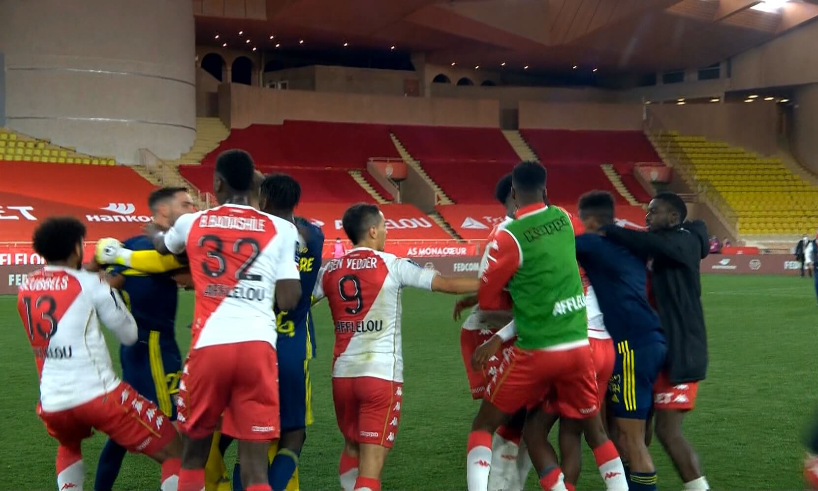 Zamieszanie po hitowym meczu we Francji! Czterech piłkarzy zawieszonych [WIDEO] Obraz wpisu