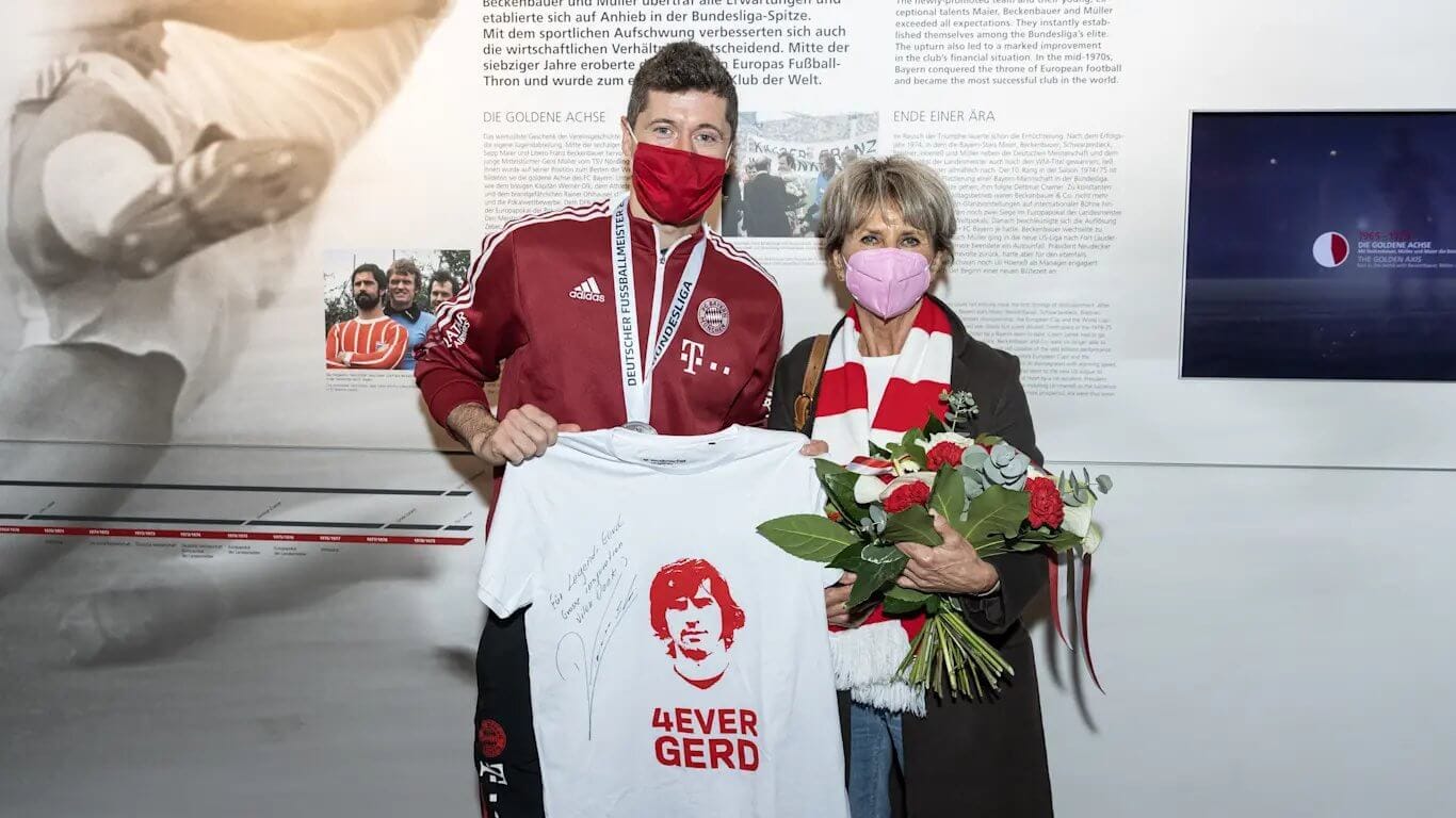 Wyjątkowy gest Roberta Lewandowskiego. Polak wręczył prezent żonie Gerda Mullera Obraz wpisu