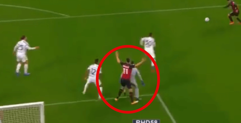 Ibrahimović nieprzepisowo zatrzymywał Szczęsnego? Nagranie dobrze to pokazało [WIDEO] Obraz wpisu