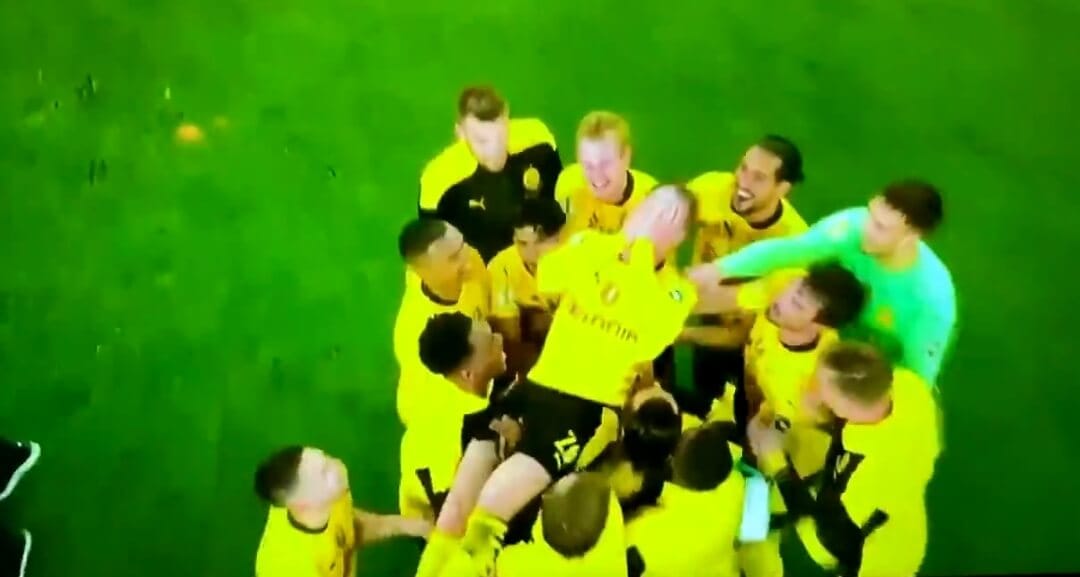 Niesamowita radość piłkarzy BVB! Łukasz Piszczek noszony na rękach [WIDEO] Obraz wpisu