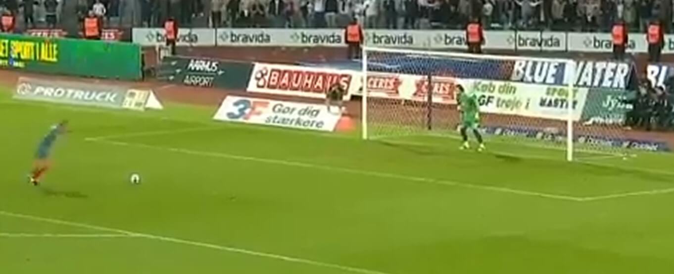 Kamil Grabara bohaterem Aarhus GF! Obronił trzy rzuty karne w meczu o awans do Ligi Konferencji [WIDEO] Obraz wpisu