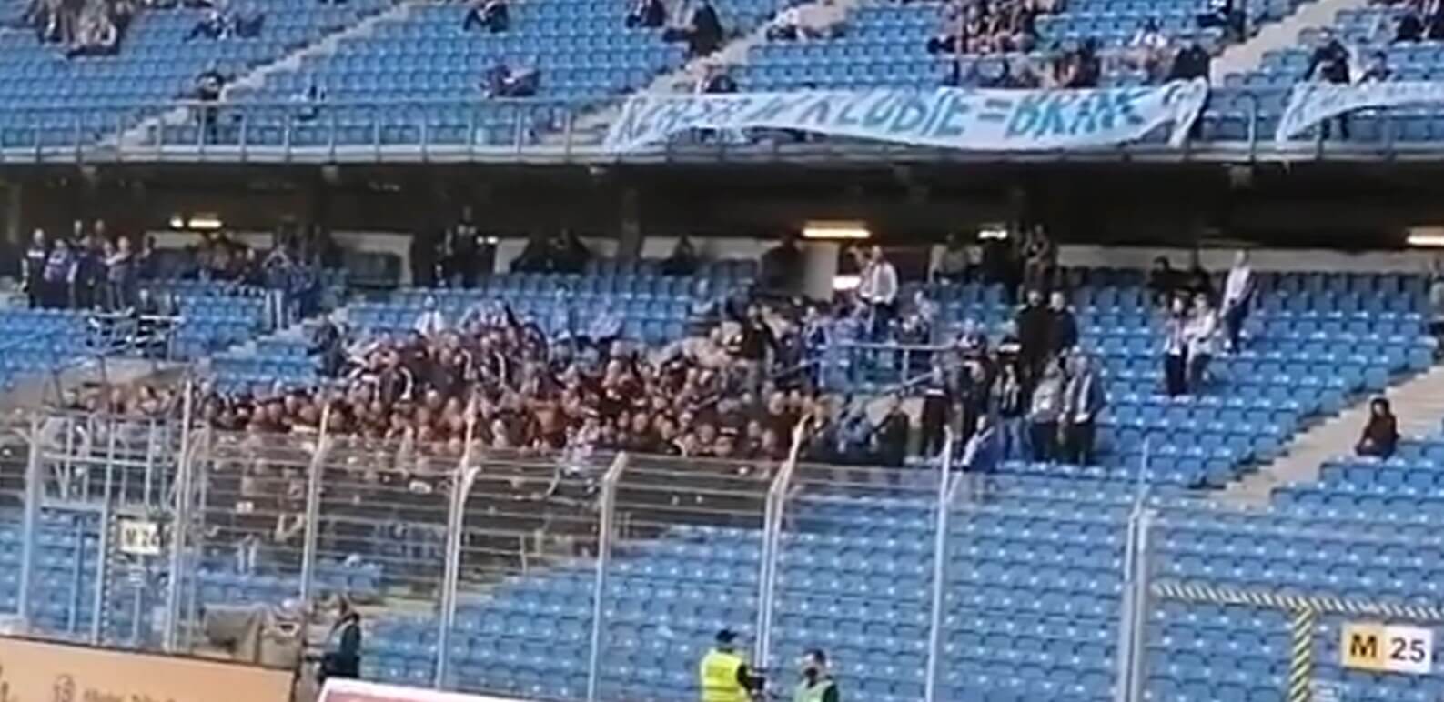 Okrzyki kibiców, wynoszenie transparentów i trolling młodego kibica. Ciekawe zjawiska na trybunach w Poznaniu Obraz wpisu