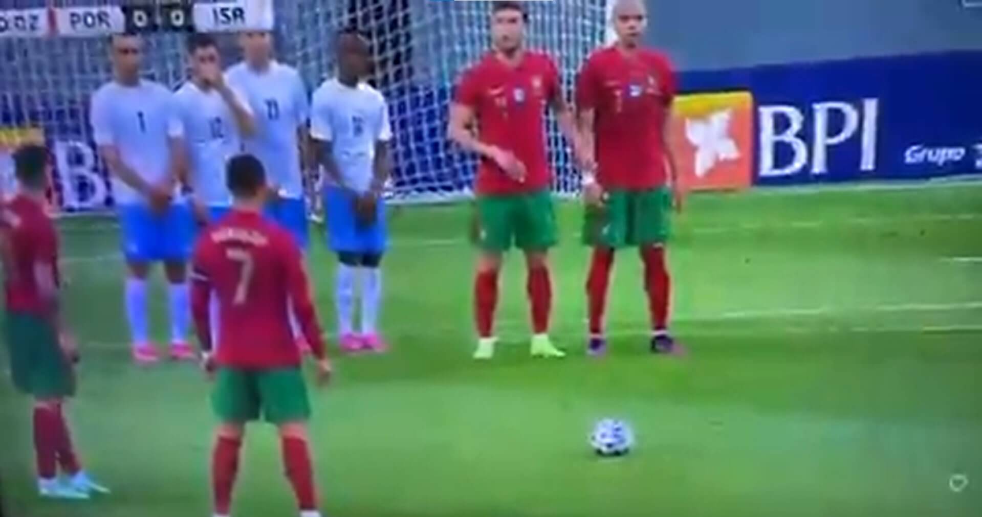 Cristiano Ronaldo wyśmiewany za próbę uderzenia z rzutu wolnego. „Wysłał piłkę w stratosferę” [WIDEO] Obraz wpisu
