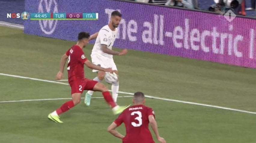 Kontrowersje w meczu Turcja-Włochy! Sędzia nie odgwizdał zagrania ręką [WIDEO] Obraz wpisu
