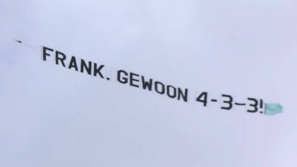 Kibice Holandii wynajęli samolot, aby de Boer zmienił decyzję. Kuriozum w kadrze „Oranje” Obraz wpisu