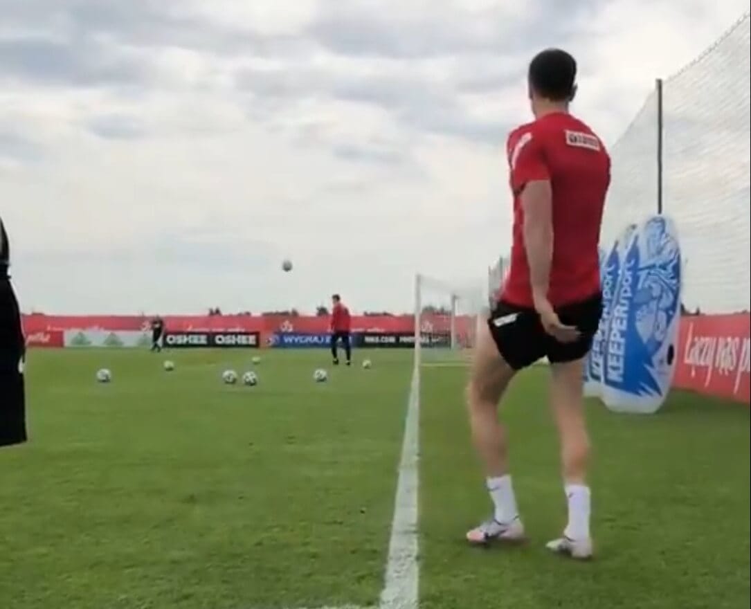 Nieprzeciętne umiejętności Roberta Lewandowskiego. Podczas jednej z prób mógł trafić Szczęsnego [WIDEO] Obraz wpisu