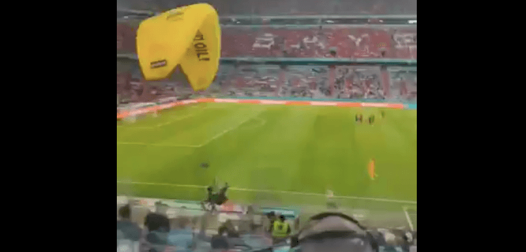 Chwile grozy na Allianz Arenie! Spadochroniarz prawie wleciał w trybuny [WIDEO] Obraz wpisu