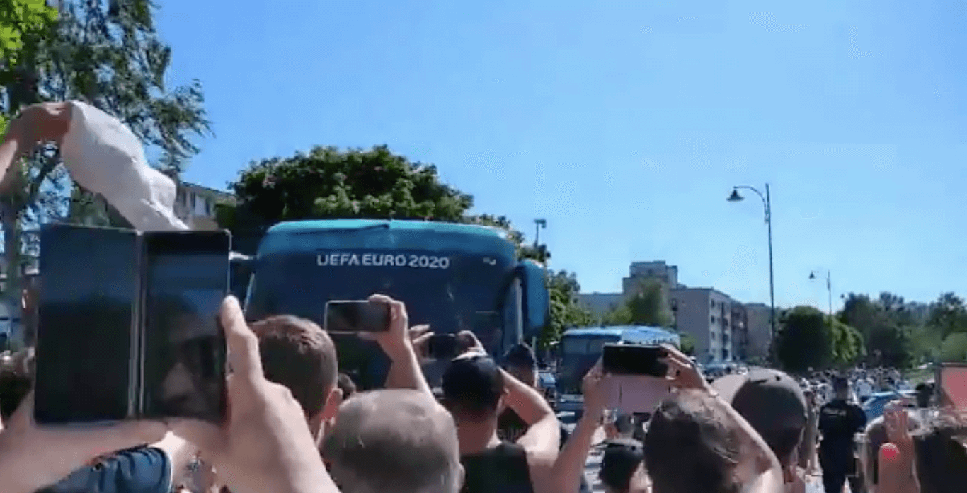 Gorące powitanie reprezentantów Polski! Tłum kibiców pod sopockim hotelem [WIDEO] Obraz wpisu