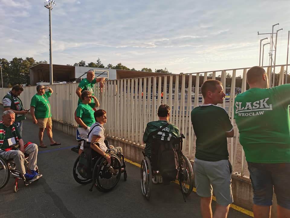 Nieudany wyjazd. Niepełnosprawni kibice Śląska Wrocław nie zostali wpuszczeni na stadion Obraz wpisu