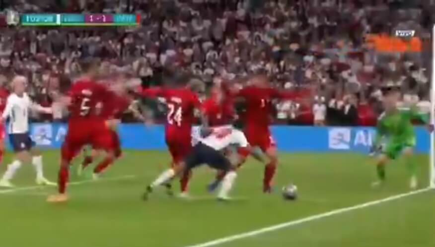 Ogromne kontrowersje w meczu Anglia-Dania! Czy to powinien być rzut karny!? [WIDEO] Obraz wpisu