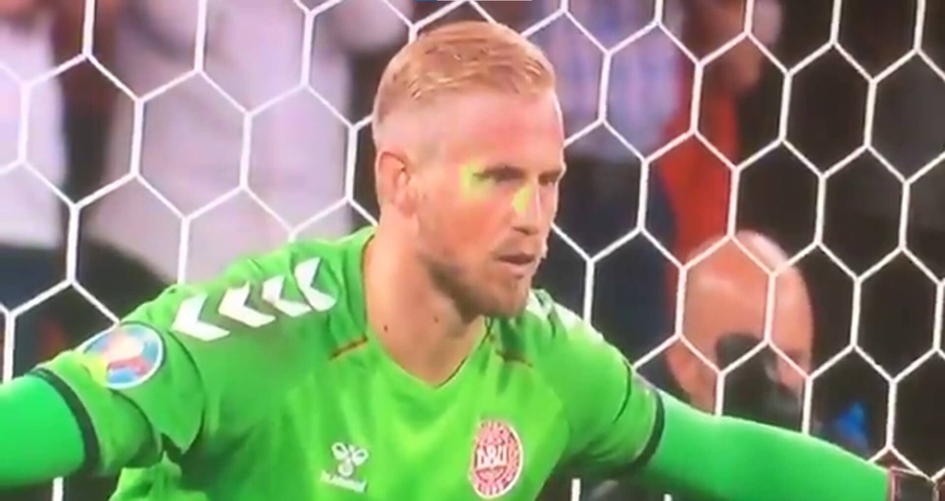 Kasper Schmeichel miał utrudnione zadanie przy obronie rzutu karnego. Świecono mu laserem po oczach [WIDEO] Obraz wpisu