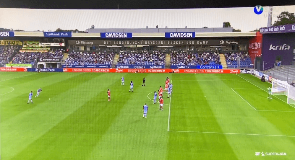 Zaskakujący rzut wolny w lidze duńskiej. Piłkarz kopnął piłkę poza stadion [WIDEO] Obraz wpisu
