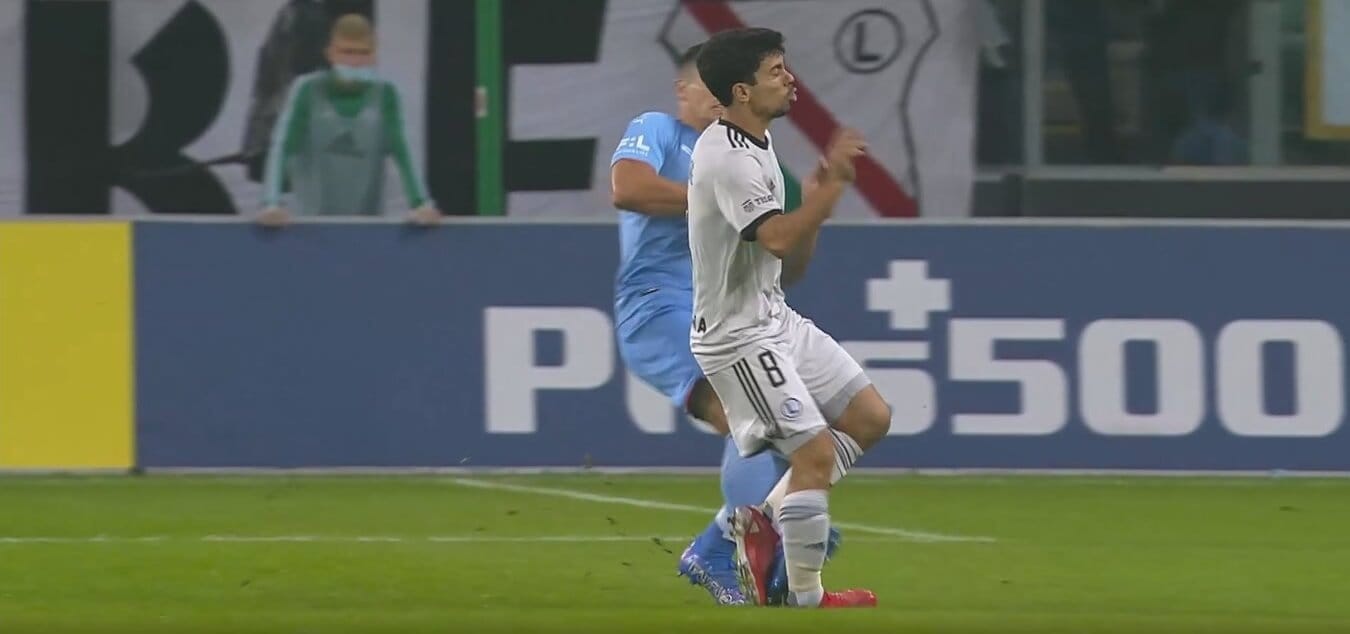 Fatalny początek Slavii Praga! Czesi muszą radzić sobie w dziesiątkę [WIDEO] Obraz wpisu