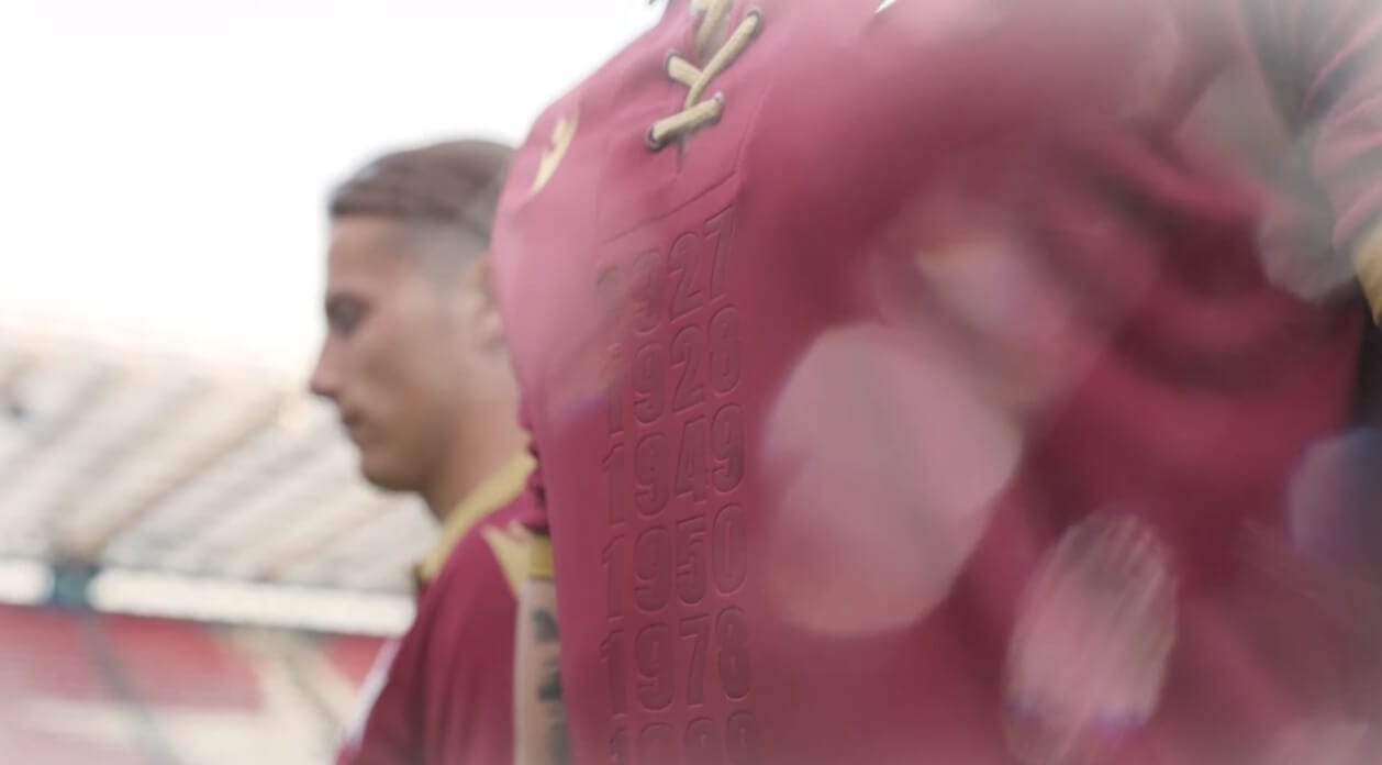 Wisła Kraków zaprezentowała stroje, w jakich wystąpi w meczu z SSC Napoli! [WIDEO] Obraz wpisu