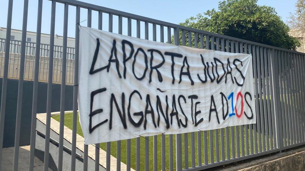 Joan Laporta przywitany przez kibiców pod Camp Nou! „Laporta sługusem Florentino” Obraz wpisu