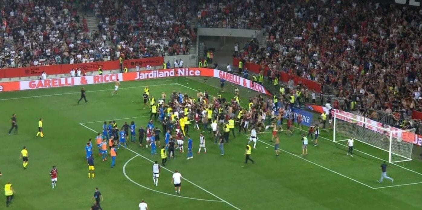 Prezes Nicei grzmi po niedzielnym zamieszaniu! „Przecież to ich drużyna rzucała butelki w trybuny” Obraz wpisu