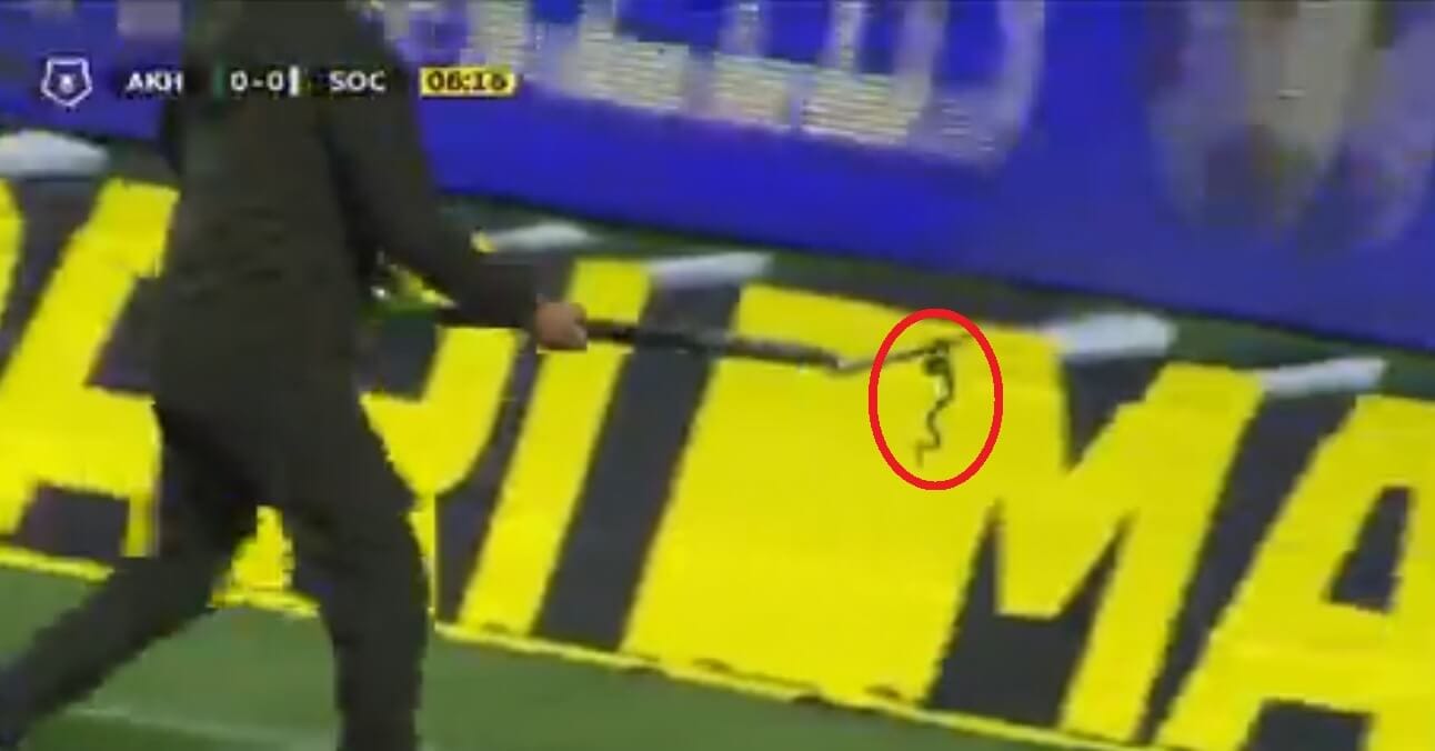 Tego jeszcze nie grali. Na stadionie w lidze rosyjskiej pojawił się… wąż! [WIDEO] Obraz wpisu