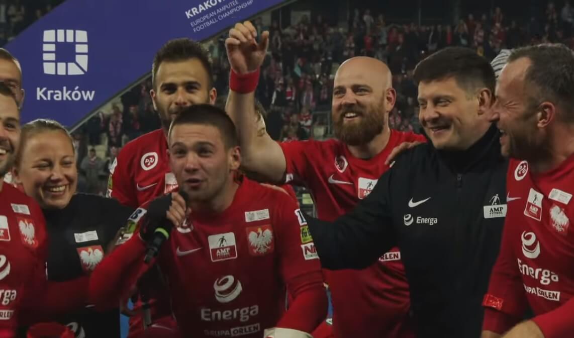 Wspaniały gest Cezarego Kuleszy. Prezes PZPN uhonoruje ampfutbolistów w trakcie meczu z San Marino! Obraz wpisu