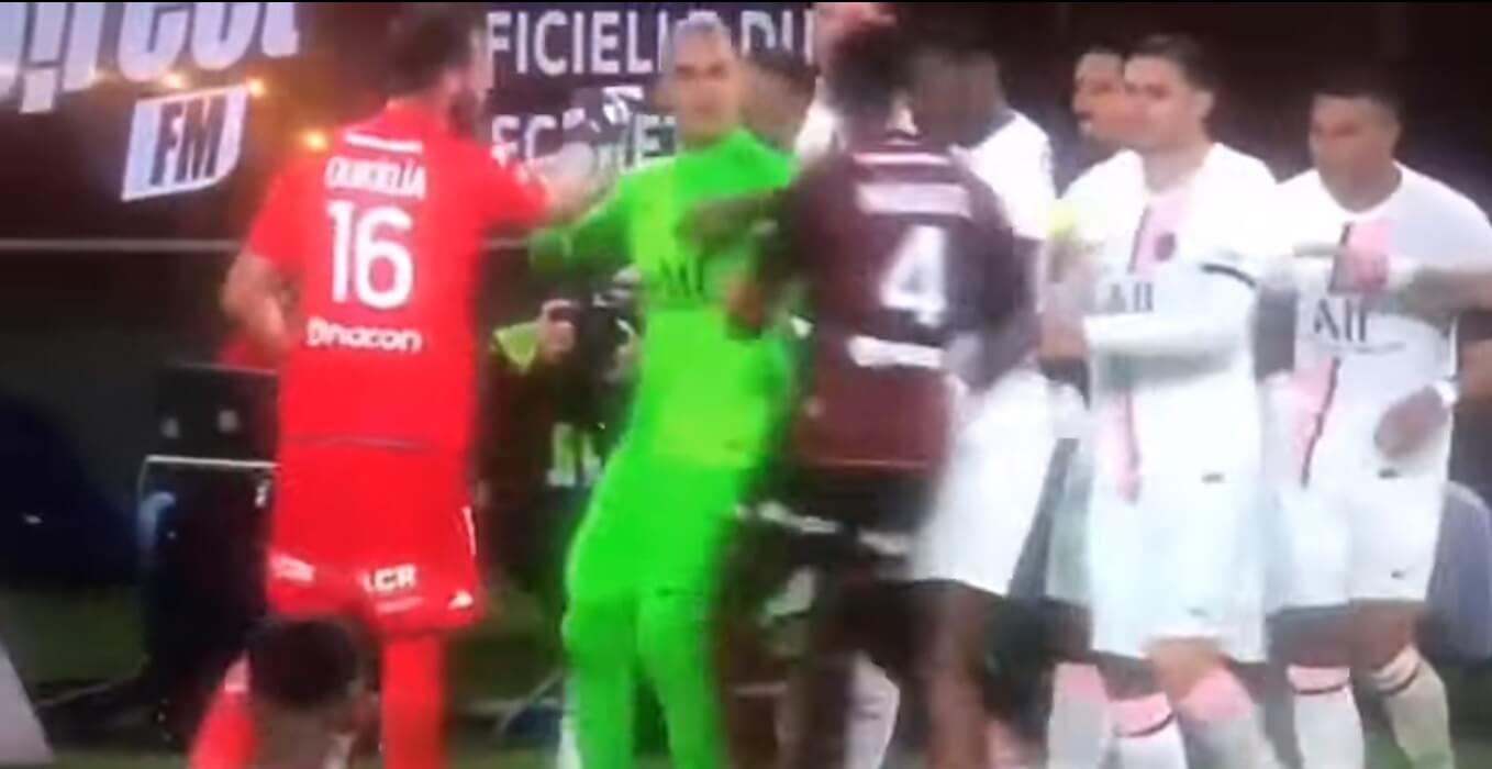Piłkarze PSG nie wytrzymali napięcia. Mbappe sprowokował bramkarza, a Neymar go odepchnął [WIDEO] Obraz wpisu
