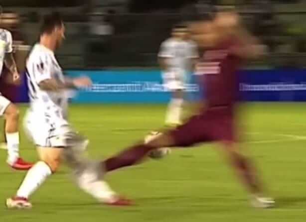 Koszmarny faul na Leo Messim. To mogło skończyć się fatalnie [WIDEO] Obraz wpisu