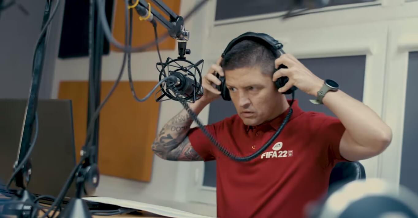 Tomasz Smokowski nowym komentatorem w grze FIFA 22! Usłyszeliśmy próbkę umiejętności [WIDEO] Obraz wpisu