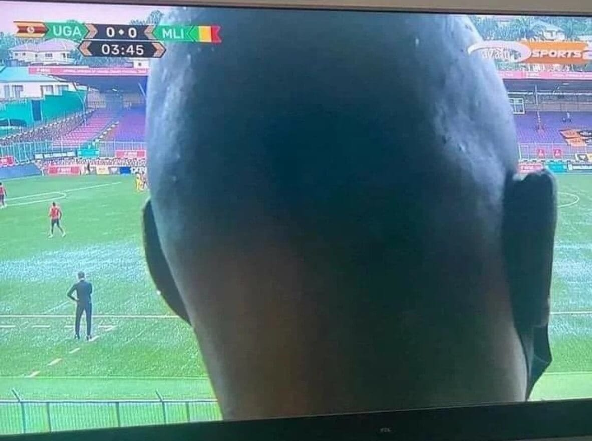 Komuś nie spodobała się transmisja meczu w Afryce. Mężczyzna postanowił zasłonić kamerę [WIDEO] Obraz wpisu