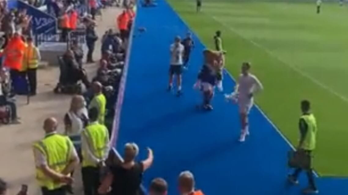 Maskotka Leicester City wyśmiała Jacka Grealisha. Reputacja nurka za 100 mln funtów daje o sobie znać [WIDEO] Obraz wpisu