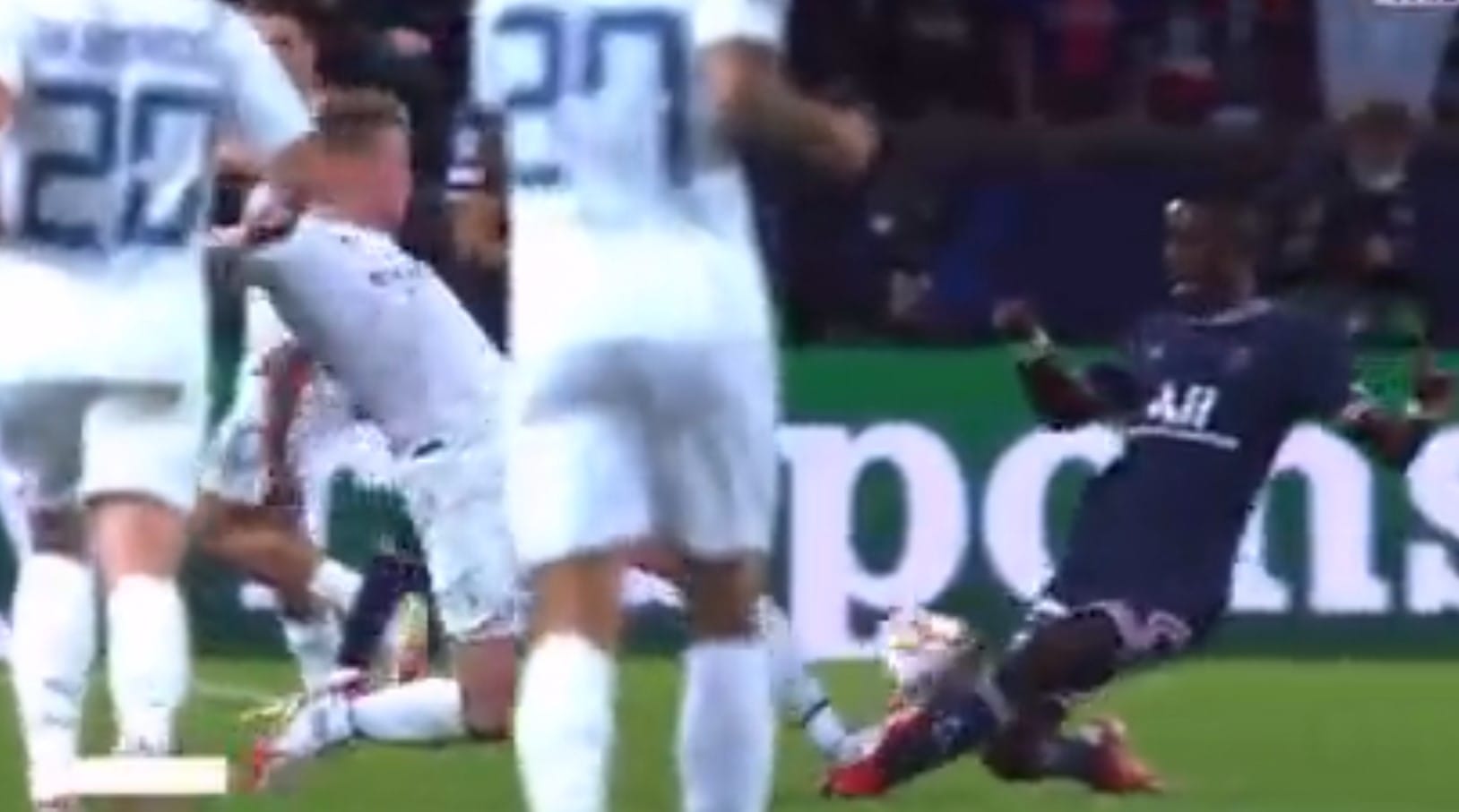 Brutalny faul De Bruyne. Jakim cudem nie został wyrzucony z boiska? [WIDEO] Obraz wpisu