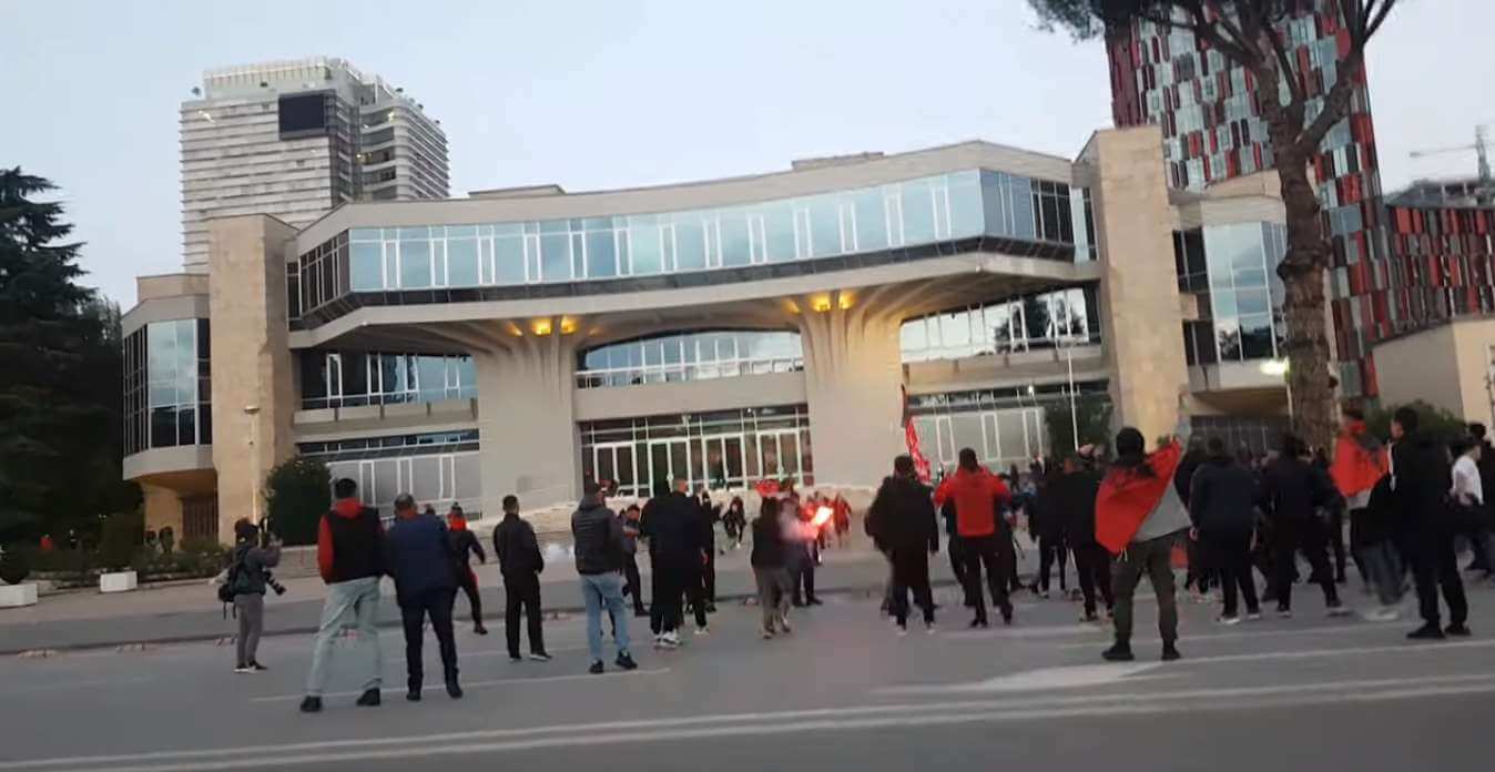 Zamieszki pod stadionem reprezentacji Albanii! W ruch poszły petardy [WIDEO] Obraz wpisu