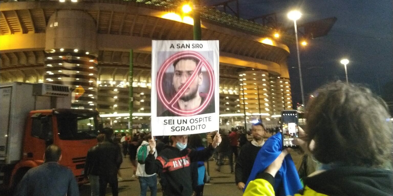 Donnarumma niemiło przywitany w Mediolanie. Gwizdy kibiców, obraźliwe transparenty Obraz wpisu