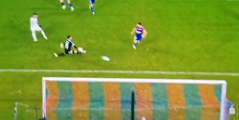 Pech Mahira Emreliego! Dwa słupki w jednej akcji [WIDEO] Obraz wpisu