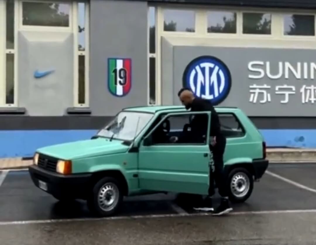 Arturo Vidal ponownie zaskoczył! Chilijczyk przyjechał na trening nietypowym samochodem [WIDEO] Obraz wpisu