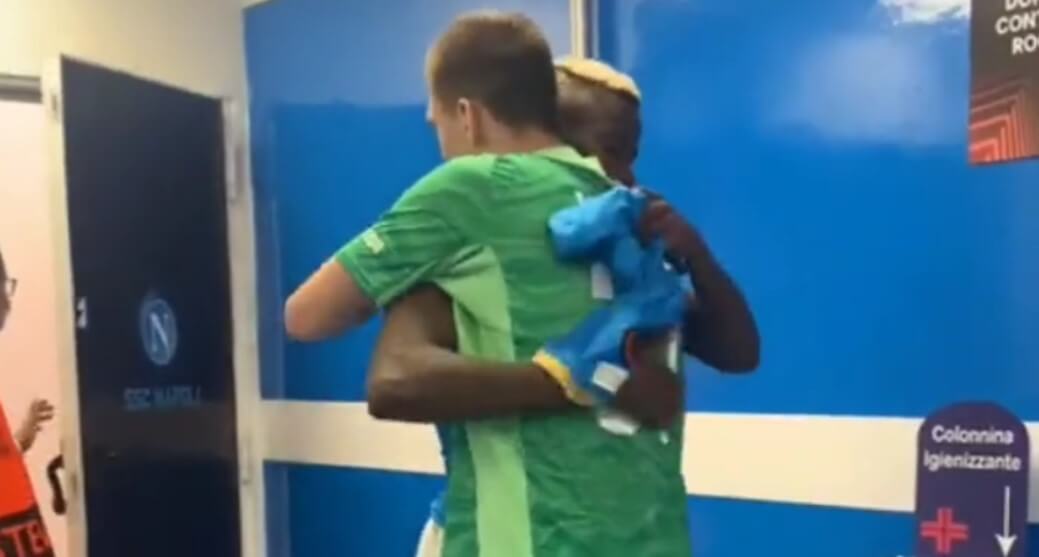 Świetne zachowanie Osimhena po spotkaniu z Legią. Pogratulował występu Miszcie i dał mu swoją koszulkę [WIDEO] Obraz wpisu