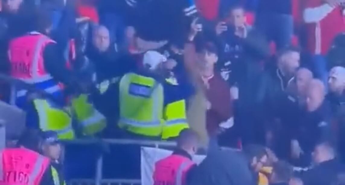 Zamieszki na meczu Anglii z Węgrami. Kibice gości starli się z policją i stewardami [WIDEO] Obraz wpisu