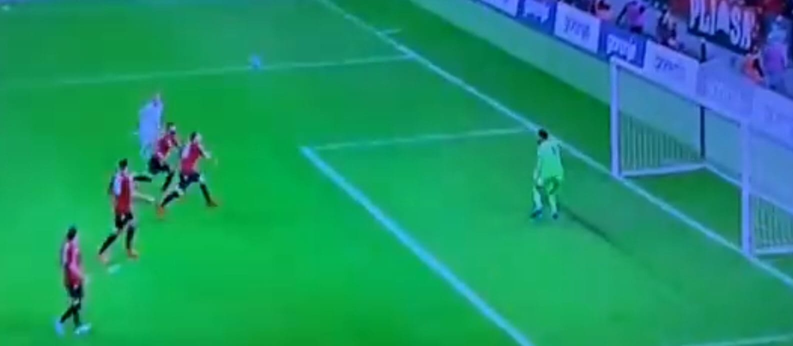 Polska wychodzi na prowadzenie z Albanią. Sędzia przerwał mecz przez zachowanie kibiców gospodarzy [WIDEO] Obraz wpisu