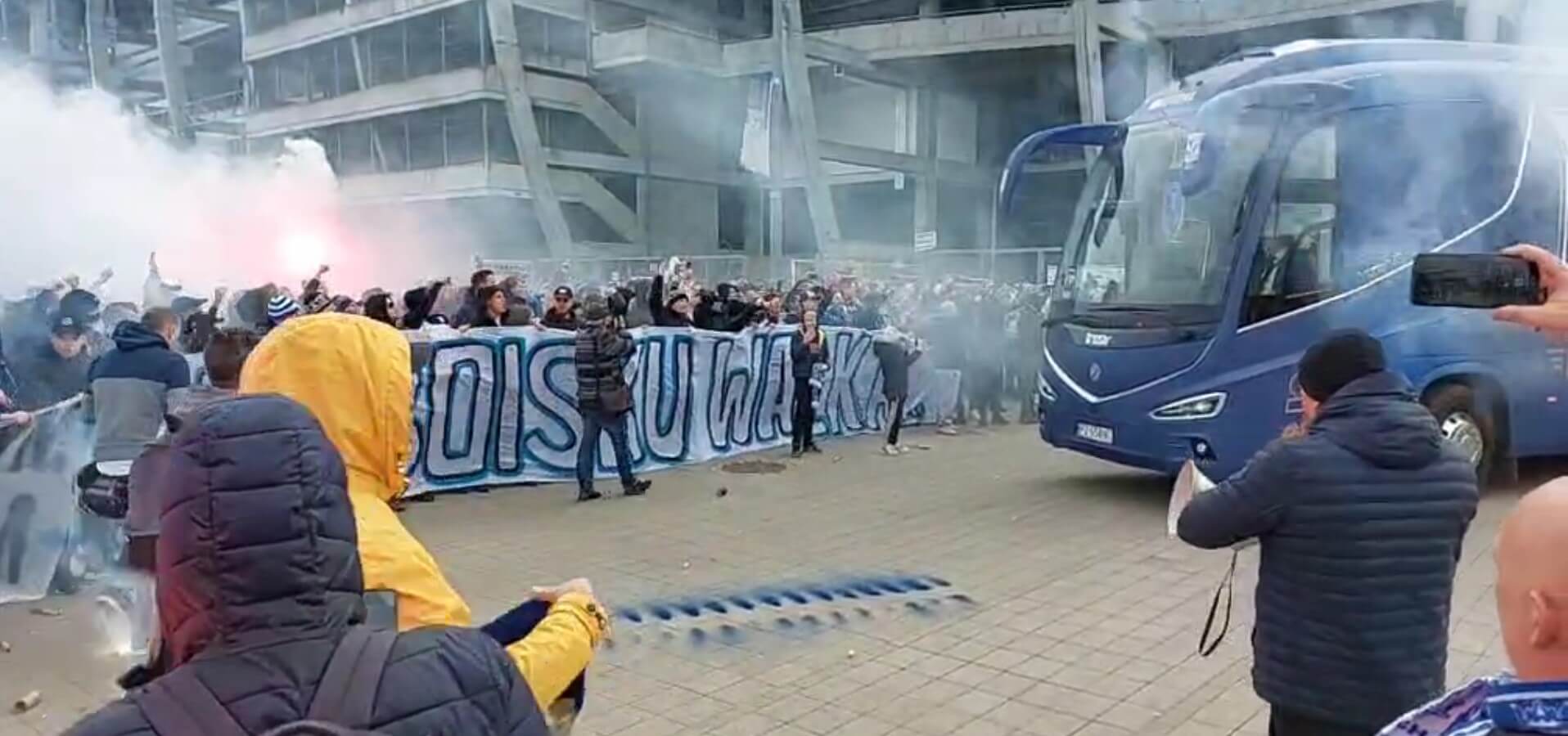 Kibice Lecha Poznań pojawili się pod stadionem, aby pożegnać piłkarzy przed wyjazdem na mecz z Legią [WIDEO] Obraz wpisu