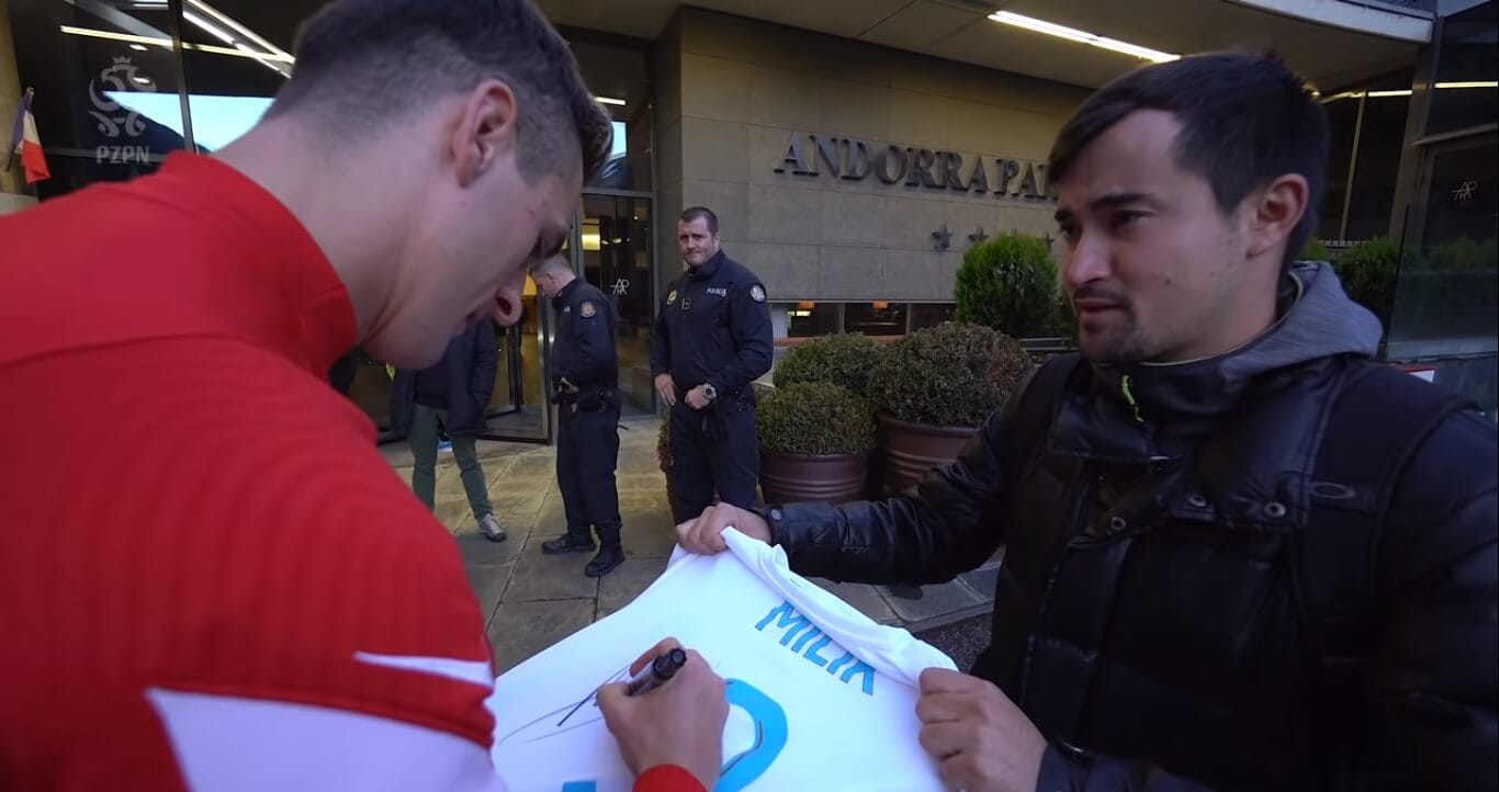 Ładny gest Arka Milika. Polak podpisał koszulkę kibicowi Marsylii, który przyjechał na mecz z Andorą [WIDEO] Obraz wpisu