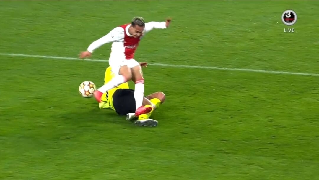 Kontrowersje w Lidze Mistrzów! Mats Hummels niesprawiedliwie otrzymał czerwoną kartkę? [WIDEO] Obraz wpisu