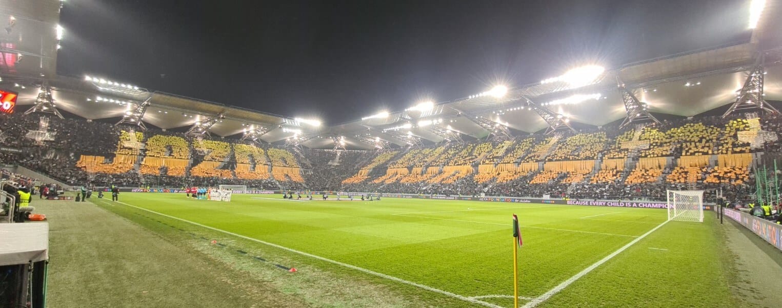 Gorący początek meczu w Warszawie. Kibice Legii ze specjalną oprawą [ZDJĘCIE] Obraz wpisu