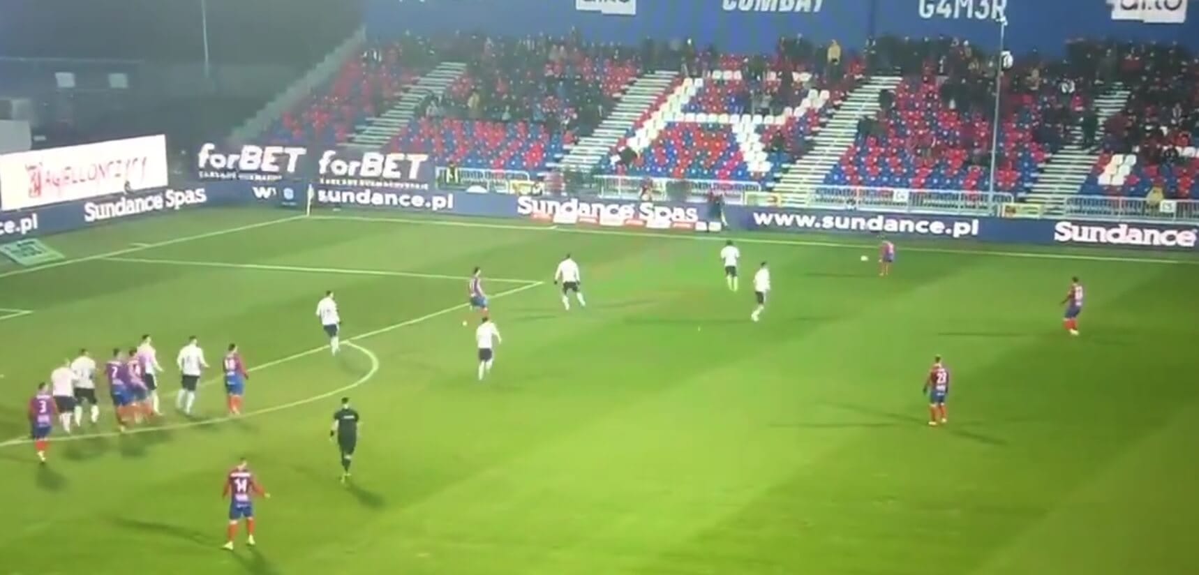 Polska myśl szkoleniowa. Ciekawe rozegrania rzutu wolnego przez Raków Częstochowa [WIDEO] Obraz wpisu