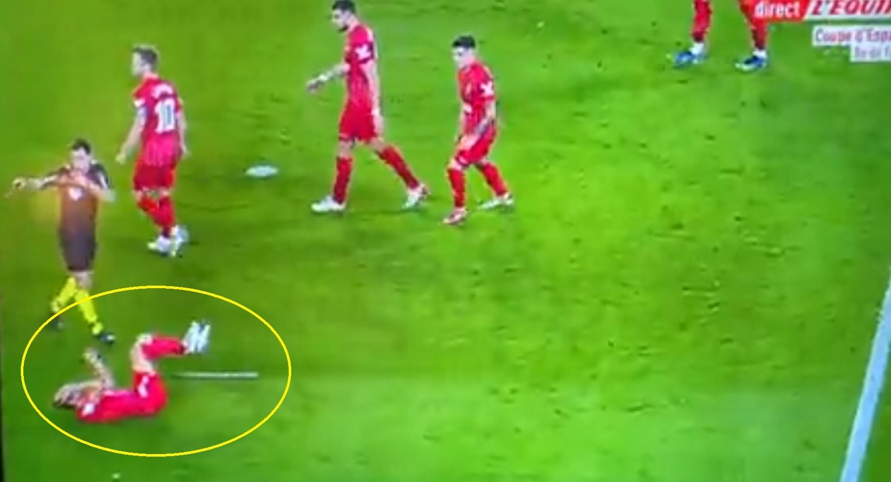 Derbowy mecz w Hiszpanii przerwany! Zawodnik został uderzony przedmiotem rzuconym przez kibiców [WIDEO] Obraz wpisu