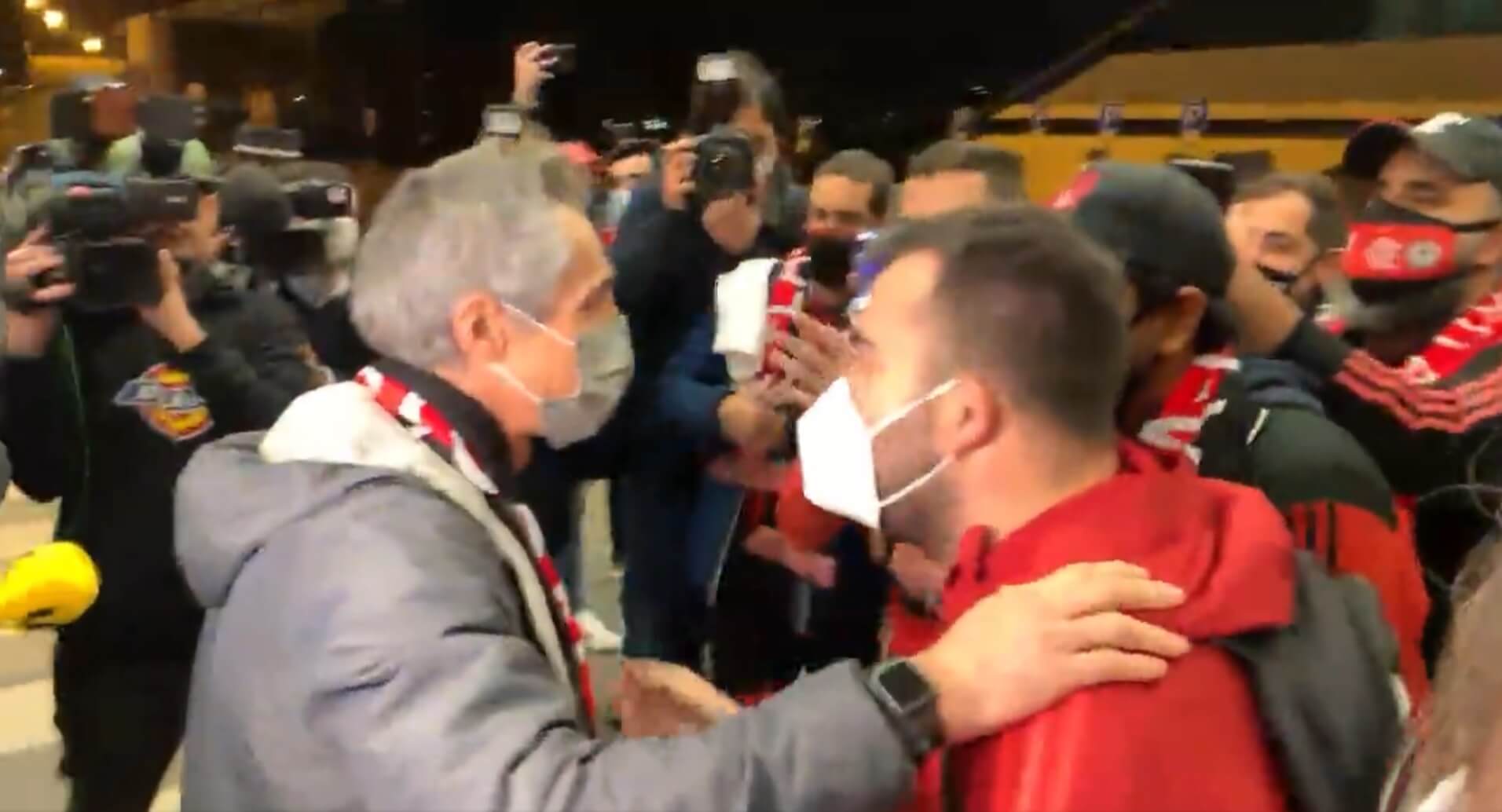 Kibice Flamengo przywitali Paulo Sousę na lotnisku w Portugalii. Wręczyli mu klubowy szalik [WIDEO] Obraz wpisu